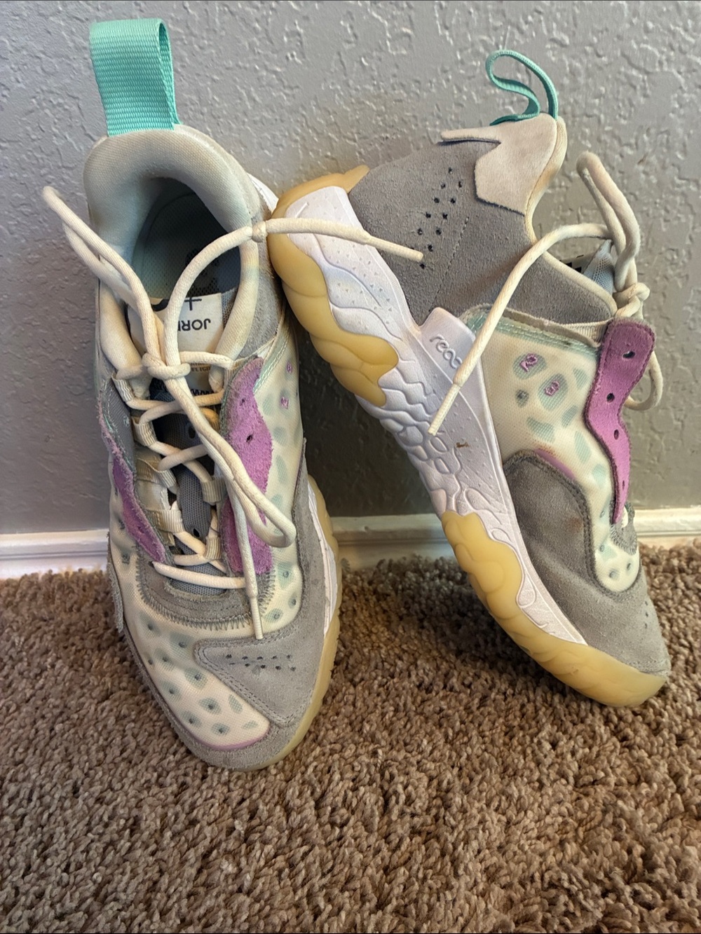 Reebok Men’s Lavender & Mint Suede-Accent Sneakers for Basjetball